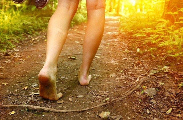 Marcher pieds nus est excellent pour la santé d’après des études