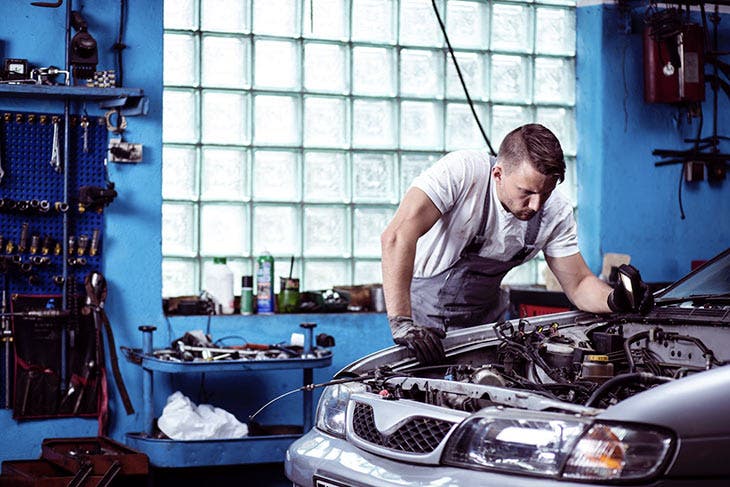 Mécanicien travaillant sur une voiture 