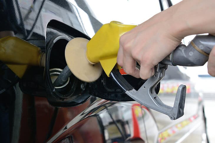 Mettre du carburant dans la voiture 