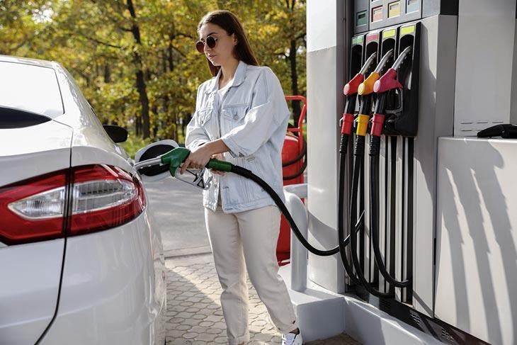 Mettre du carburant dans la voiture