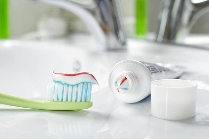 Mettre du dentifrice sur la brosse à dents