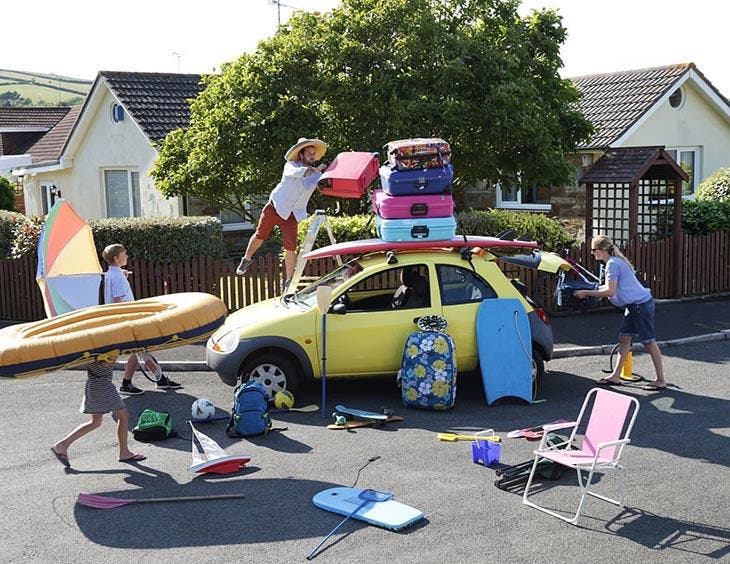 Mettre ses bagages dans la voiture