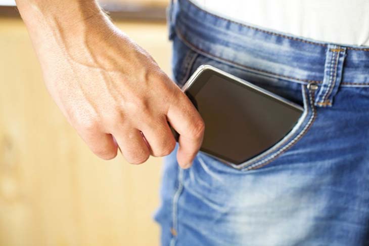 Mettre son téléphone dans la poche du pantalon – source : spm