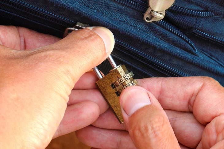 Mettre un cadenas sur sa valise 