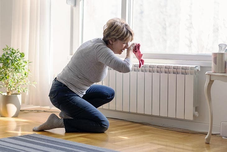 Nettoyage d’un radiateur poussiéreux. source : spm