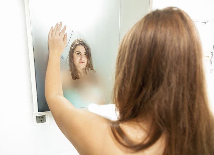 Nettoyer le miroir de la salle de bain 