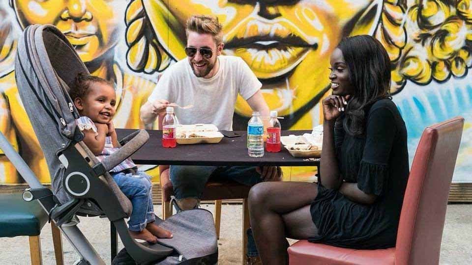 Nikki et Jamie Perkins avec leur fille Ava en train de manger