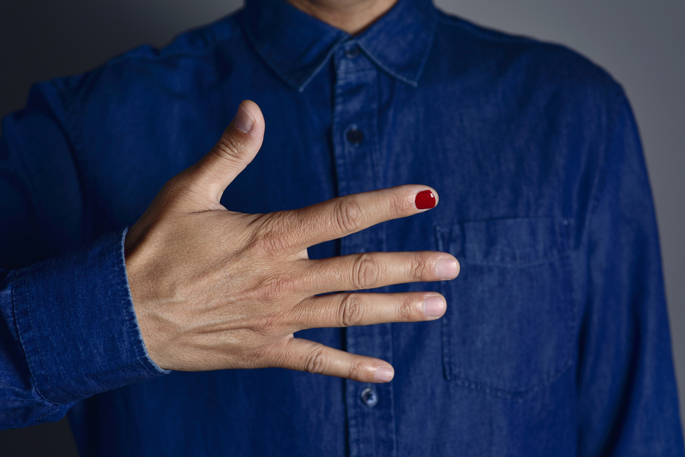 Homme et enfant peignant un ongle ensemble