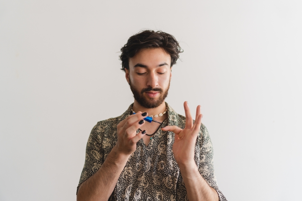 Gros plan sur la main d'un homme avec un ongle peint
