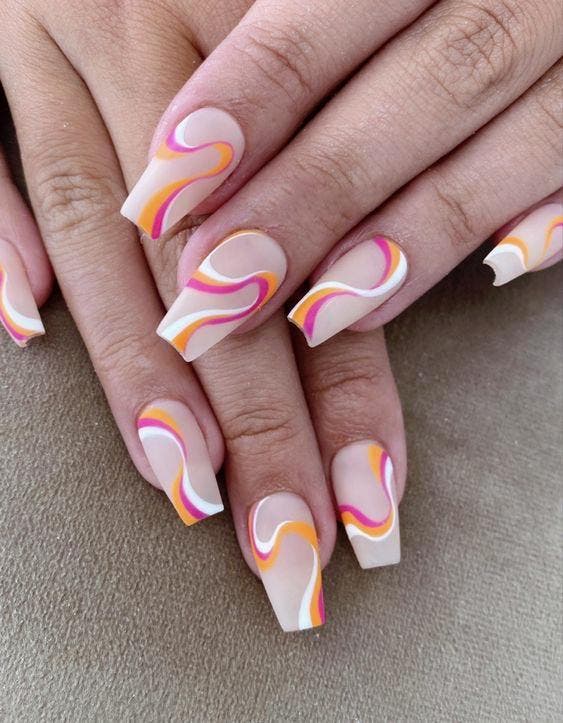 Ongles colorés avec des lignes en tourbillons