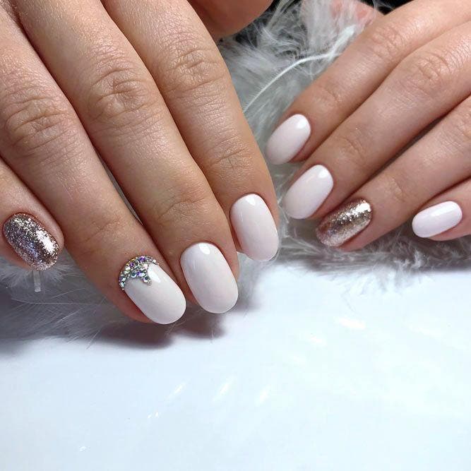 Ongles courts et ronds en acrylique blanc