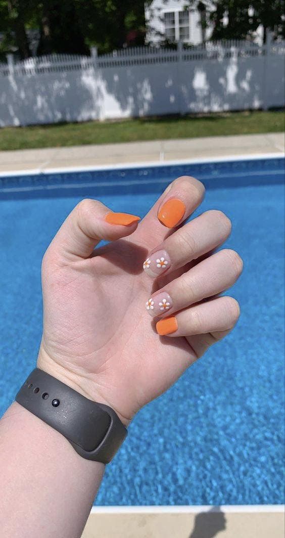 Ongles de printemps aux nuances de mandarine