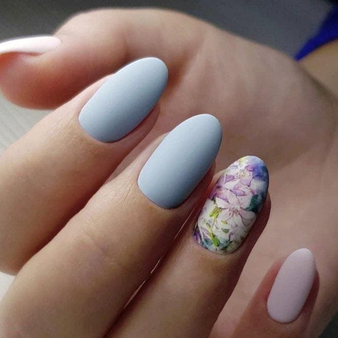 Ongles de printemps avec base gris bleuâtre mat