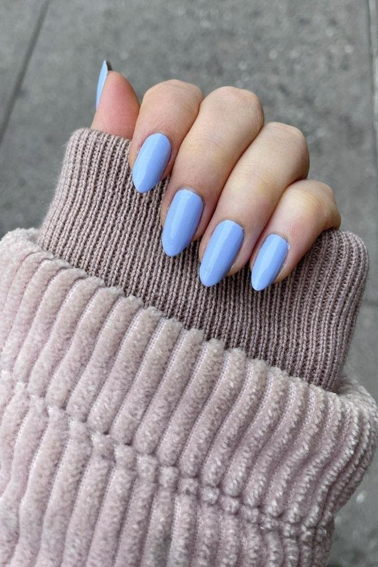 Ongles de printemps bleu serein