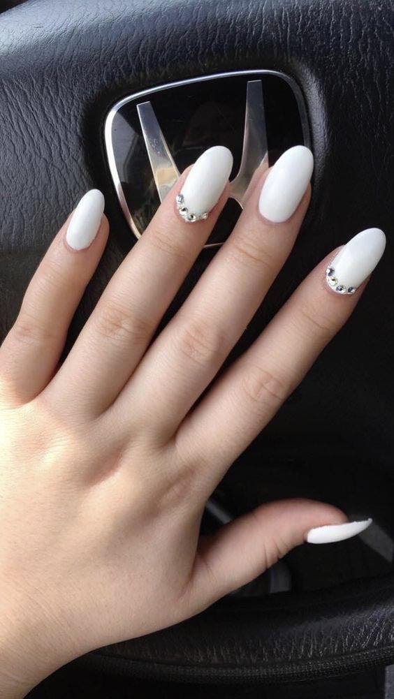 Ongles en acrylique blanc ornés de strass