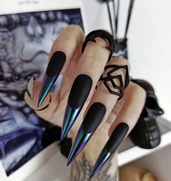 Ongles longs avec design gothique