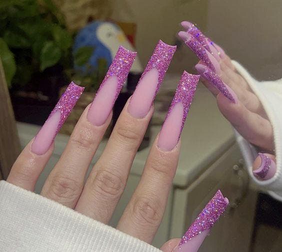 Ongles longs avec french manucure rose pailletée