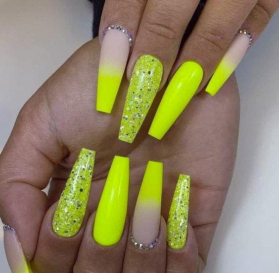 Ongles longs en néon jaune