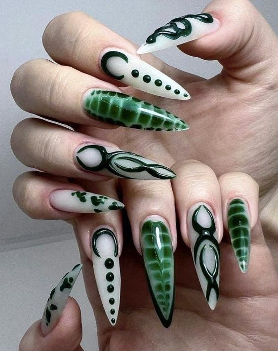 Ongles longs pointus inspirés des extraterrestres