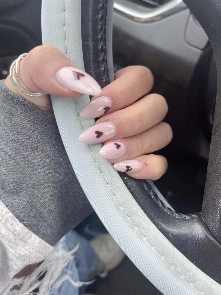 Ongles nude avec motifs en forme de cœur1