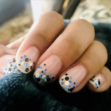 Ongles ombrés à pois avec paillettes