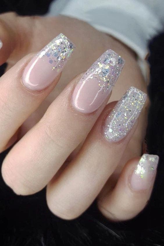 Ongles ombrés avec french manucure et paillettes