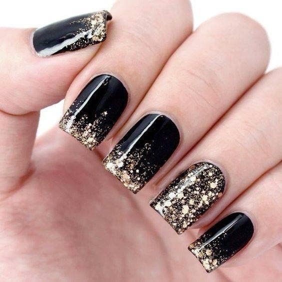 Ongles ombrés foncés avec des paillettes