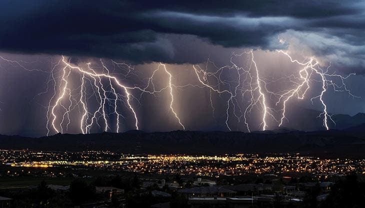 Orage et éclairs dans le ciel