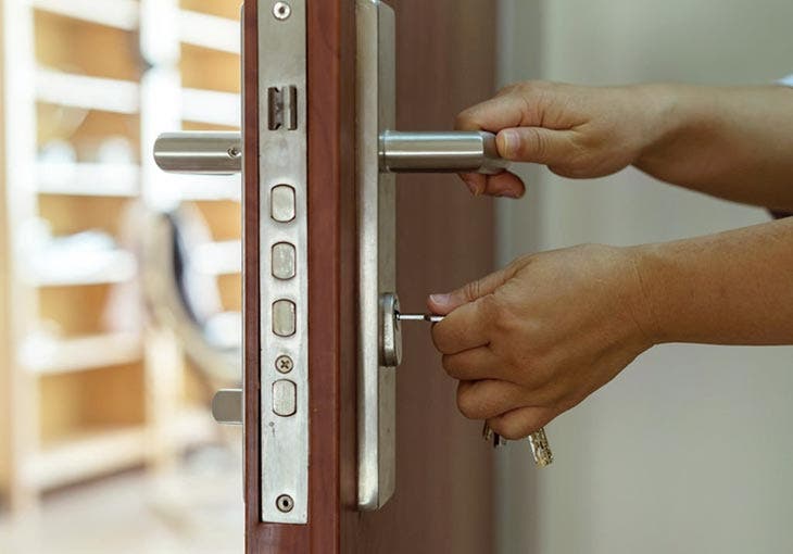 Ouvrir la porte de la maison avec la clé 