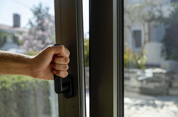 Ouvrir une fenêtre pour aérer la maison