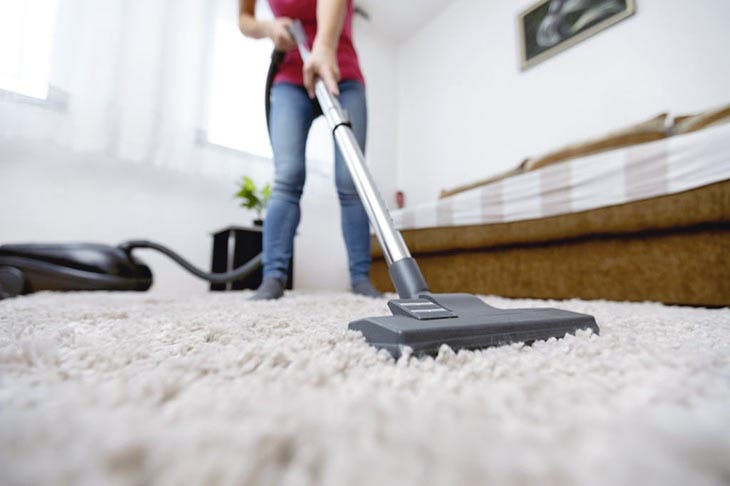 Passage d’aspirateur sur un tapis – source : spm