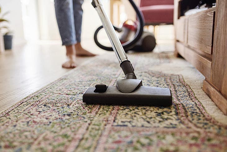 Passer l’aspirateur sur le tapis 