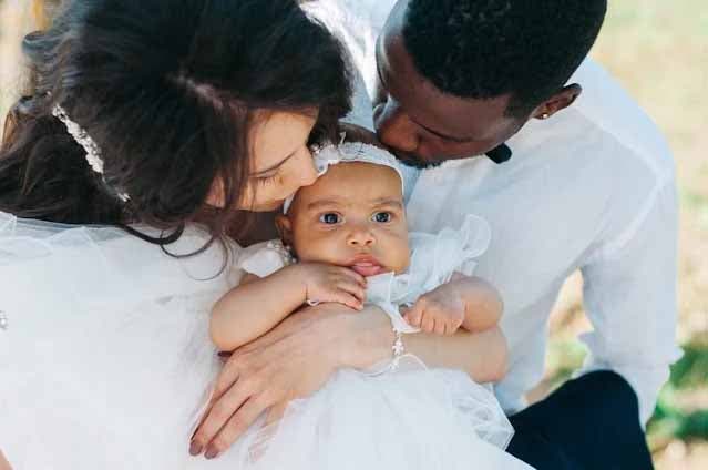 Photo du couple avec leur beau bébé métisse