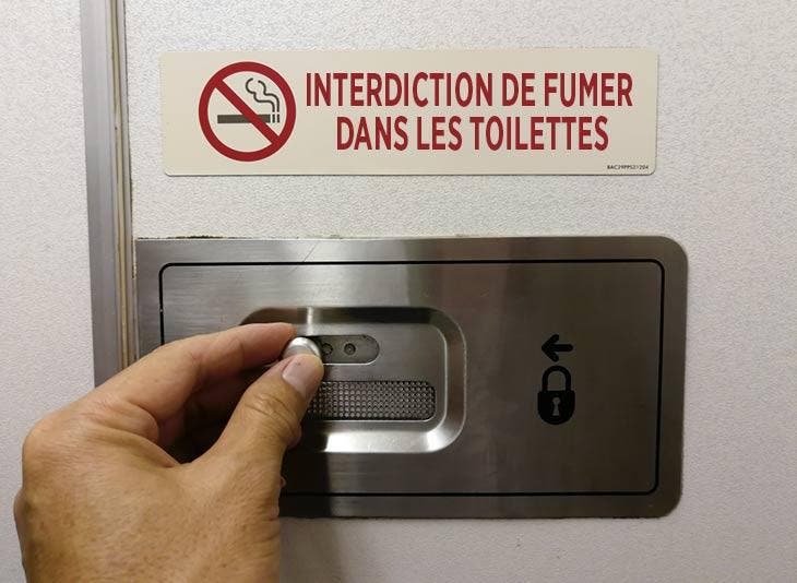 Porte des toilettes d’avion