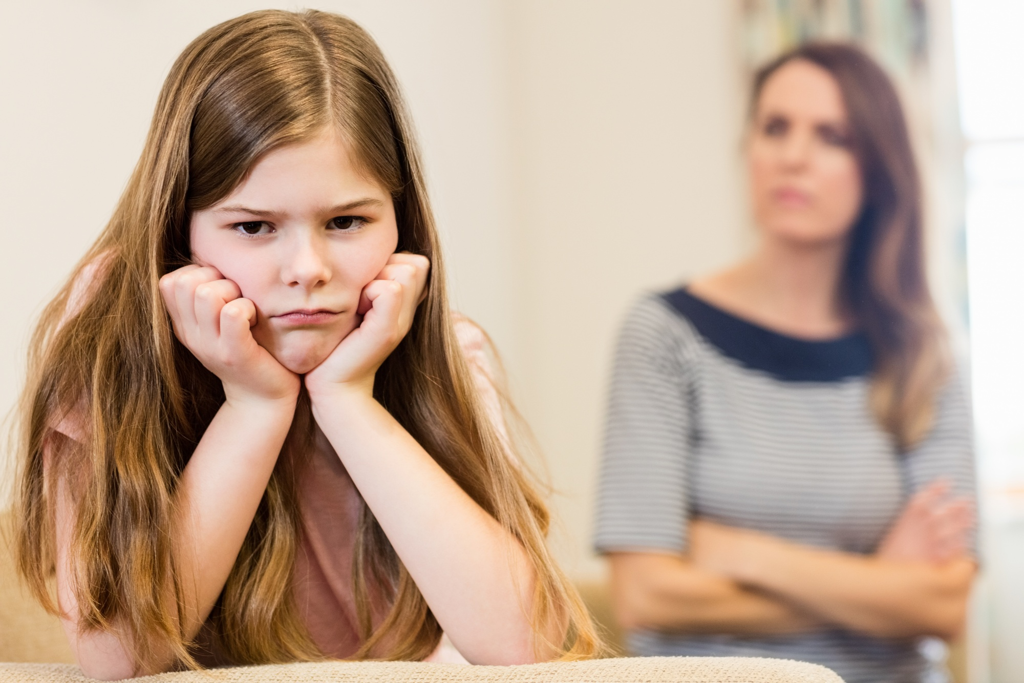 Photo évoquant des tensions et une communication difficile entre parents et enfants