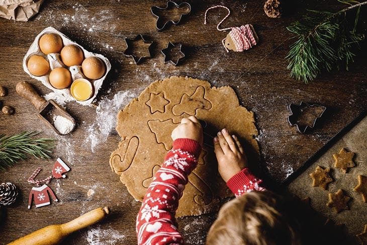 Préparation de biscuits pour Noël