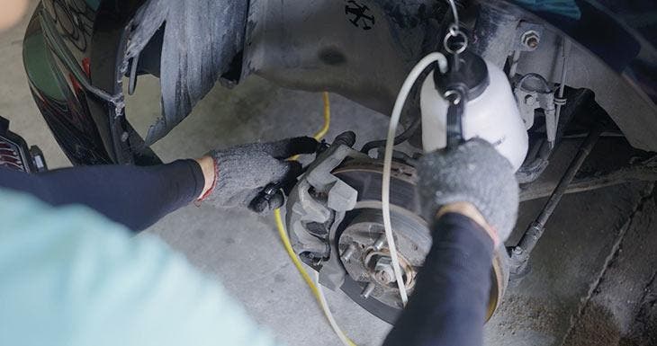 Purge d’air du système de freinage : on voit ici les étriers, les maîtres-cyclindres. source : spm