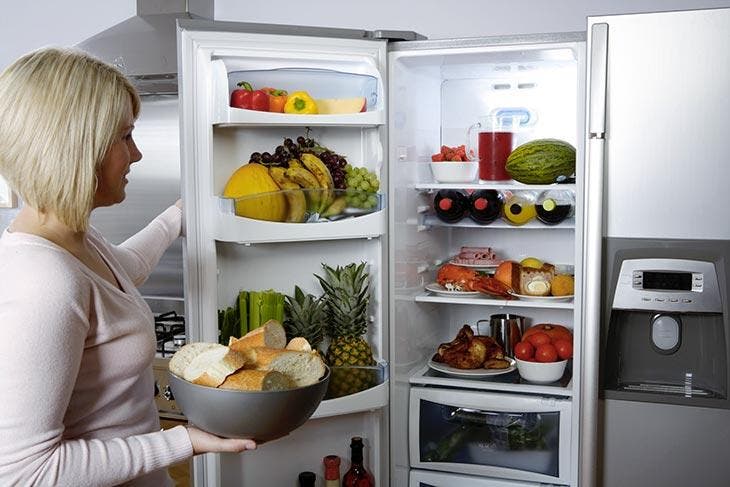 Réfrigérateur plein d'aliments