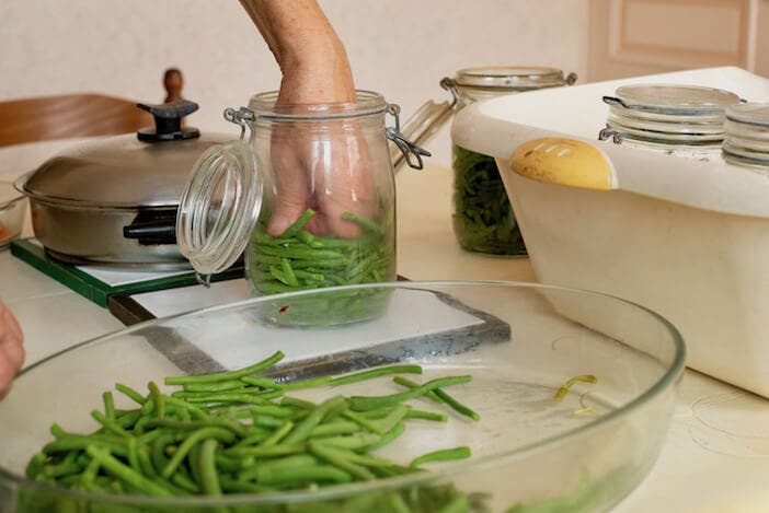 Remplir un bocal de légumes pour faire une conserve 