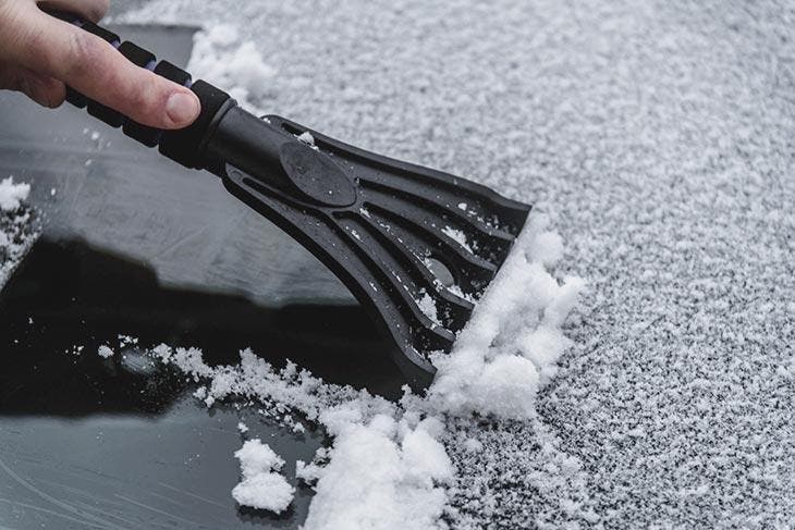 Retirer la glace du pare-brise