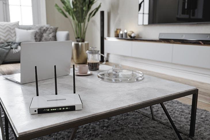 Routeur wifi sur table basse 