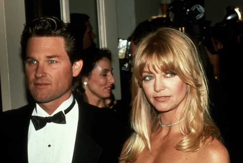 La famille Hawn-Russell réunie et souriante