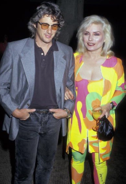 Debbie Harry, cheveux blond platine et maquillage marqué, regardant l'objectif