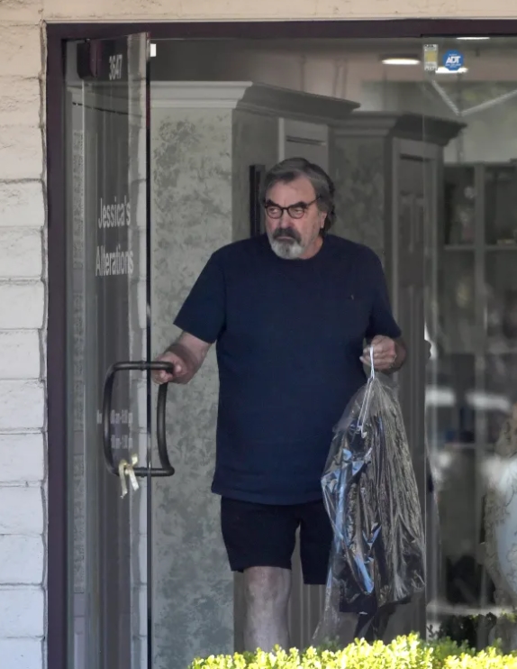 Tom Selleck lors d'une sortie récente, barbe grise et lunettes