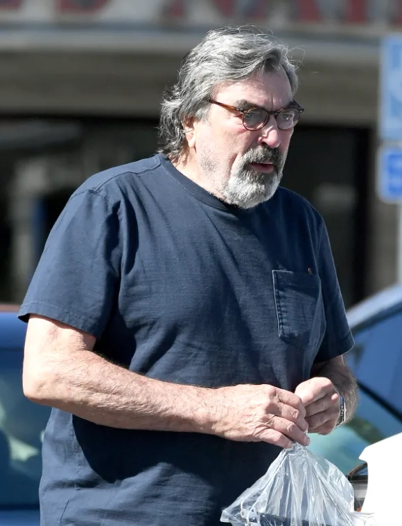 Tom Selleck profitant d'un moment de calme dans sa propriété