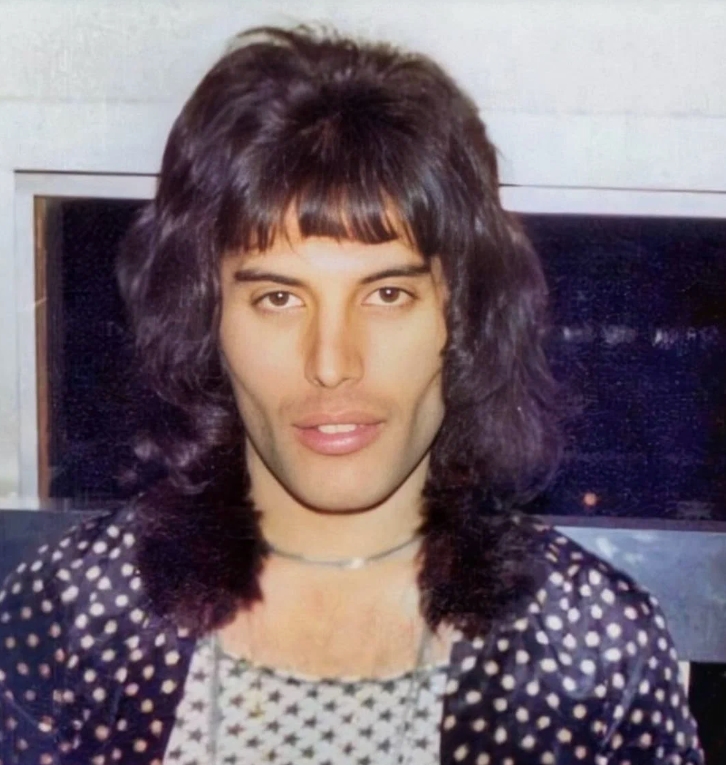 Freddie Mercury adulte partageant un moment complice avec sa mère