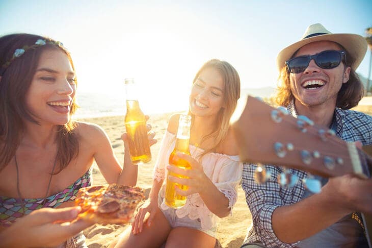 Se rafraîchir au bord de la plage 