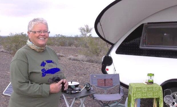 Sharon à l'extérieur du camping-car