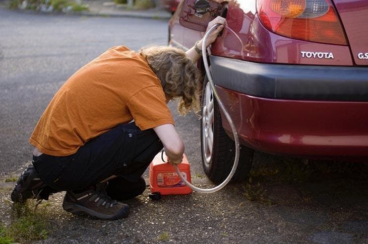 Siphonner une voiture