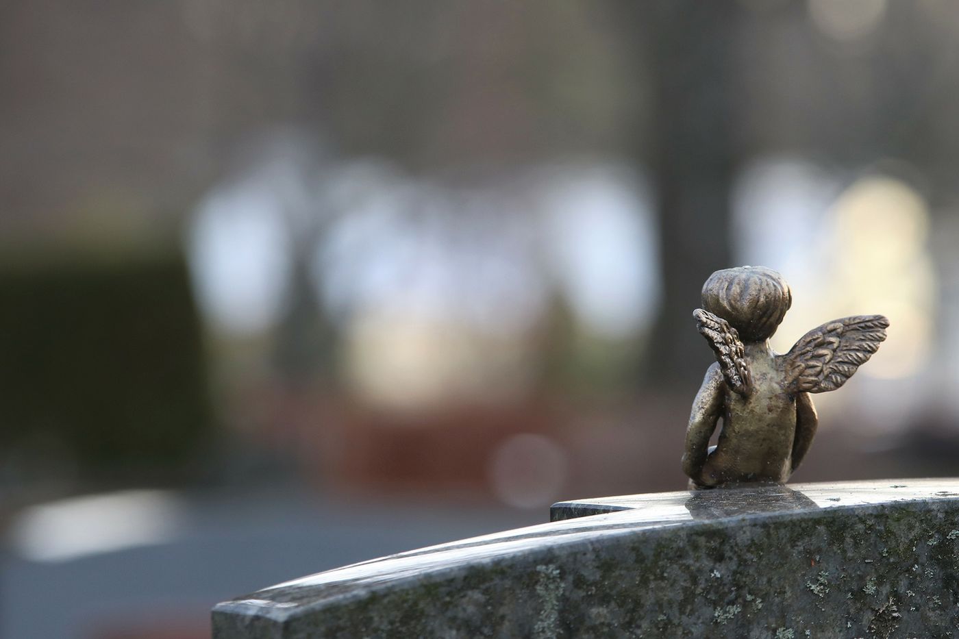 Statuette symbolique sur une tombe